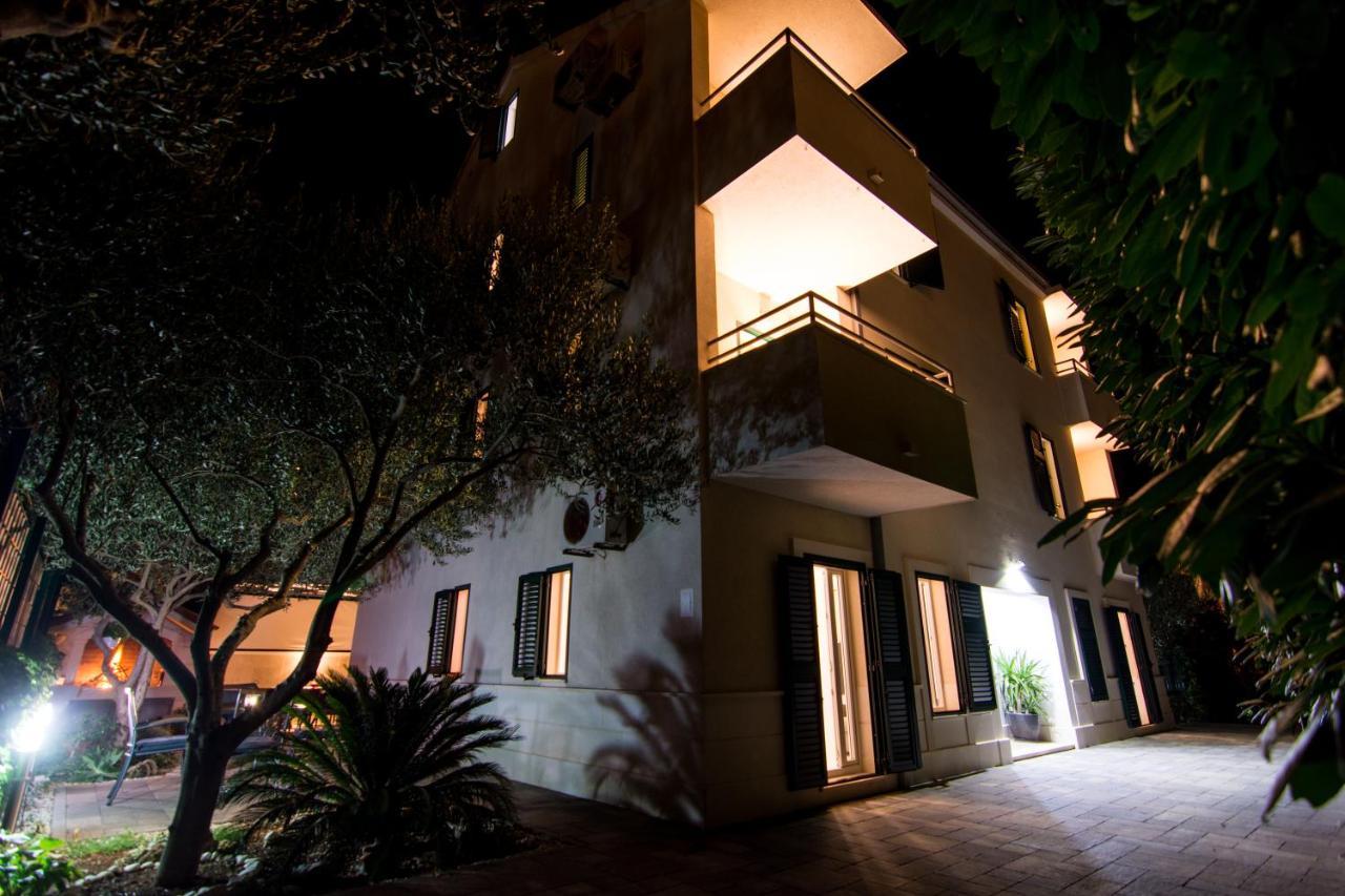 Apartments Rici Bol Esterno foto